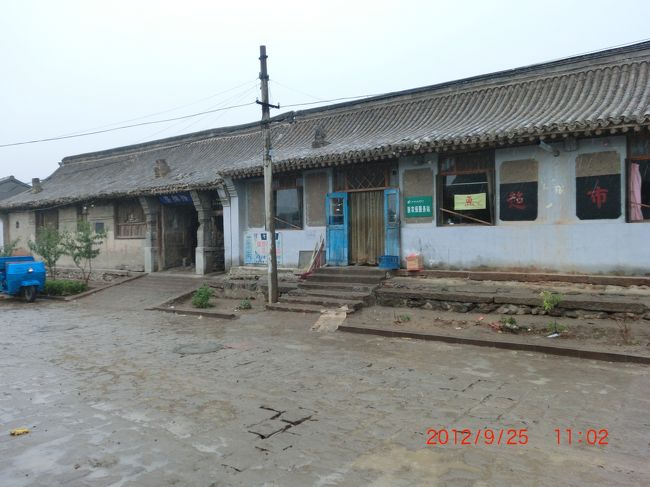 電柱の左側に西太后の宿の入り口がある <br /><br />予備知識はここだけ、あとは何も分らず <br /><br /><br /><br /><br />