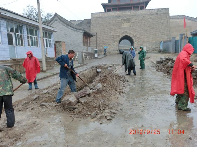 雨の中、工事が続けられている <br /><br />城内にもアチコチ偽古風建築建設中 <br /><br />