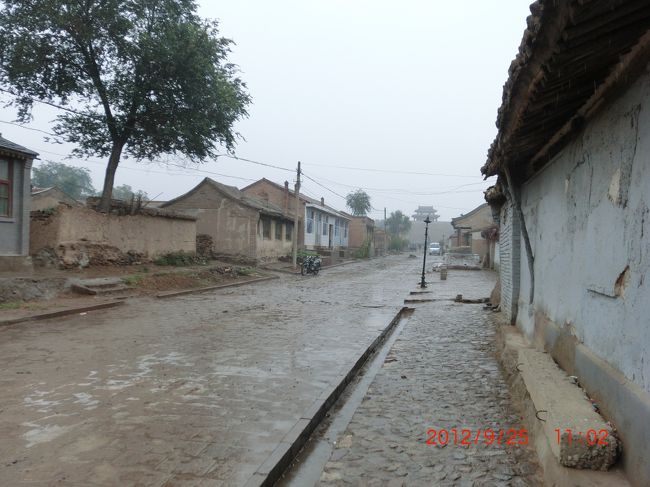 鶏鳴驛のメーンストリート <br /><br />遠くに入って来た東門が見える <br /><br />