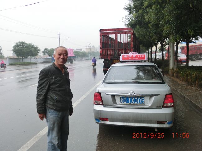 こんな路肩に北京行きバスが止まっていた <br /><br />ちょうど満員発車寸前で待ち時間ゼロ<br />ラッキーだった <br /><br />気のよい“おっちゃん”ドライバーと別れ<br />一路北京へ <br /><br />