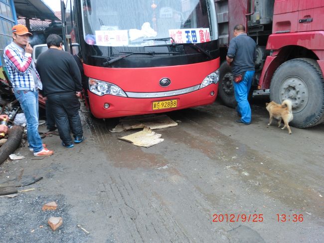 バスの下にダンボール紙を敷いて身体を入れる <br /><br />見ていたら怖いけど運転手が上着を脱いで<br />潜ってスペアータイヤを外していた<br />バスの前部の下にスペアーが装着されていた <br /><br />