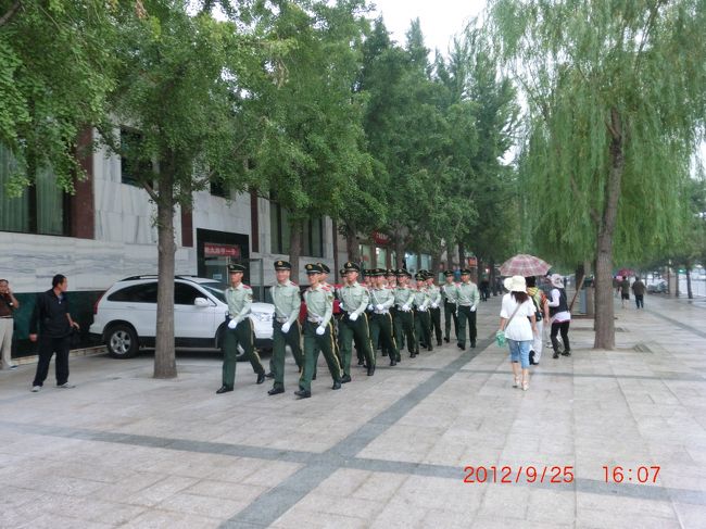 天安門前の広場東側路を行進する武装警官 <br /><br />とにかくこの周辺はあらゆる警備陣がいる<br />今や軍事予算より治安関係予算の方が多いらしい <br /><br />