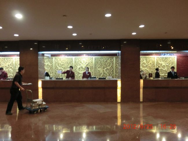 明日２６日は楽天とラベルで予約済みだが、今日は飛び込み。<br />７３９元（９，６０７円）で値切りは出来ず <br /><br />楽天予約より「１１０元」高いがやむ終えない<br />ツアー利用ではない一人旅では最高額のホテル <br /><br /><br />/////////////////////////////////////////<br /><br />■首都大酒店到着 <br /><br />最初に泊まった“東交民巷飯店”の向かいが“首都大酒店”明日の予約は楽天トラベルでしているが、今日は飛び込み宿泊になる。フロントで「明日は予約しているけど一日早く着いた。今日も泊まりたい」と言ったら、宿泊はＯＫだったが値段は今日は７３９元（９，６０７円）で値切りは出来ず。 <br /><br />明日は６２９元（８１７７円）、部屋はそのままということで決まった。押金￥2000元。中国一人旅のなかでは一番豪華なホテルに二泊となった。それでも私の部屋は四星Ｂ楼、Ａ楼は五星。 <br /><br />午後4時半部屋に入る。Ｂ楼４Ｆ33号室「４３３」はツインベッドで十分満足。 <br /><br />