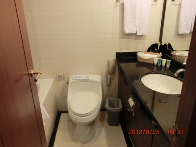 バスタブもあり、底浅くではなく結構ゆったりだった <br /><br />湯量の心配もなかったしフフフ <br /><br />