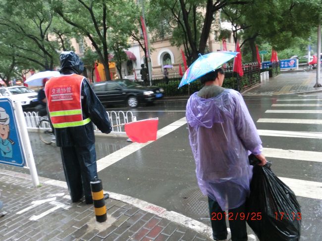 雨合羽を着用し頭に傘をかぶる <br /><br />ふ〜ん、これも北京の風景なのか<br />そういえば日本も物は違うがこんな格好がある <br /><br />//////////////////////////////////////////////<br /><br />■果物買いに散歩 <br /><br />小休止の後、果物を買いに外に出た。雨がまだ降り続いていた。部屋に戻って食前の“りんご”とバナナを食う。そして今日は疲れたから、ホテルのレストランで食べようと思ったが「一人は予約がないとダメ」と言われて部屋に戻ってルームサービスで夕食を頼んだ。 <br /><br />昨日と同じく「揚州焼飯」と「スープ」、今回は持って来たが、やっぱりがっくり。見たこともない揚州焼飯で、量は少なく味薄く、びっくりの代物だった。スープにかろうじて肉団子のような物が入っていて何とか食えたが、二日連続食い物に縁がない。 <br /><br />