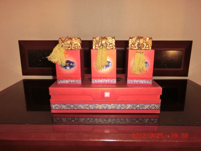 ＺＪ君からもらった高級茶 <br /><br />箱が大き過ぎてバックに入らないので<br />ばらして中味だけ待ち帰る<br />その前に写真を撮る <br /><br />/////////////////////////////////////////////<br /><br /><br />■明日午前１１時ホテルロビーで待ち合わせ <br /><br />今回の旅も残りは明日一日、明後日は帰国するだけ。明日はＡ君と午前11時にこのホテルロビーで待ち合わせる。日本に出る前にメールをやり取りして約束したが、その後、こっちに来て連絡出来ず明日を迎える。Ａ君は日本をこよなく愛する青年で、中国人として生まれ育ち、大学を出て石油会社に入社し、エリートコースの道を歩み始めたが、意に沿わずと退職。 <br /><br />その後、英語教師として大学に勤務し、その傍ら日本を思う気持ちが強まり日本語を独学でマスターして日本語検定一級を取得、日本に留学を果たす。彼は日本の保守本流を歩むが如くの思想信条を有し、日本を叱咤激励する文章はいつも過激だ。正論「談話室」に投稿をしていた当時は、皆からスパイ扱いをされていた。その後、帰国し復職していたが日本への思い断ち切れず、日本研究の専門学部の公費留学生として再来日。今も博士号取得を目指して頑張っている。 <br /><br />英語・日本語を駆使して、ネットや本など、彼の情報収集、そして分析能力には彼を知る誰もが驚いている。そんな不思議な青年：Ａ君と明日このホテルロビーで再会予定だ。明日の一日はどんな北京の一日になるのだろう。乞うご期待だ。 <br /><br />