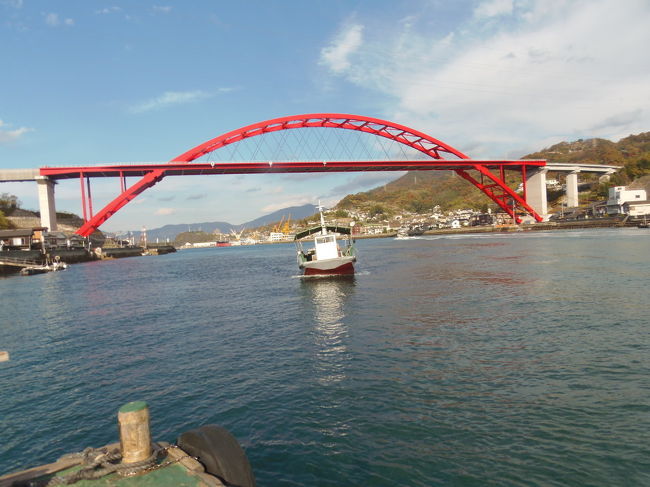 桟橋に降りると対岸から渡し舟がやって来ます。