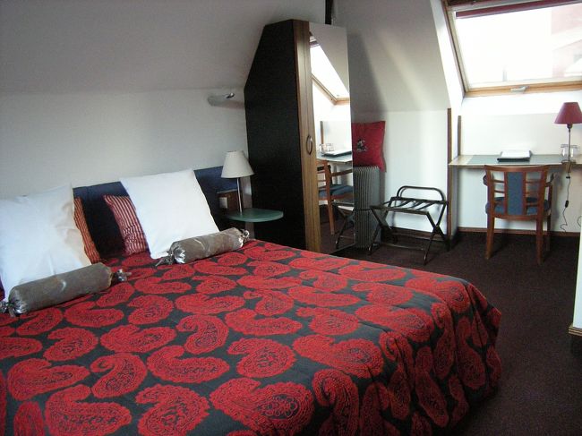 ホテルに到着。<br />ザント広場すぐの「ホテルプティエ」<br /><br />こじんまりとしてカワイイホテル！<br />屋根裏部屋って感じでした！！