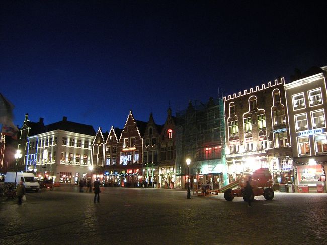 マルクト広場。<br /><br />クリスマス用のイルミネーションなのか、いつもなのか。<br /><br />キレイでした〜ヾ((*´∀｀*))/♪