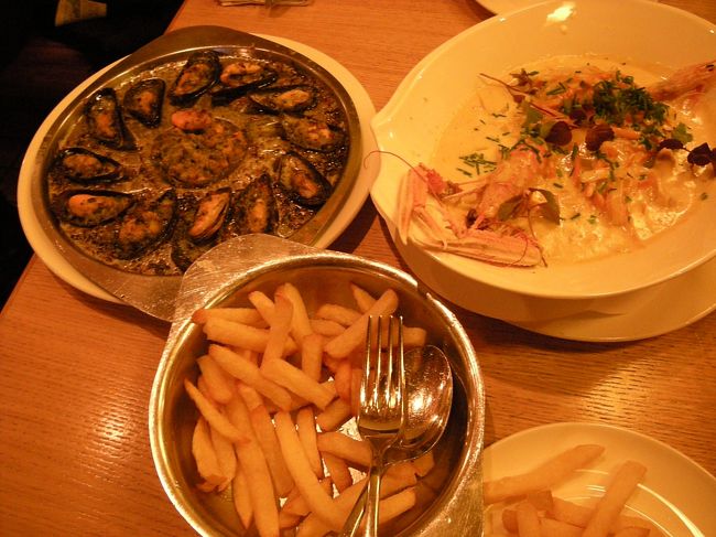 ムール貝のガーリックバター焼きと、ワーテルゾーイを注文。<br /><br />ムール貝おいしすぎー！！<br />ワーテルゾーイはちょっとカレーの味がした？！<br />魚介たくさんでおいしかった♪<br /><br />21時頃に食べ終わり、外出たら、たいていのお店は閉まってました。<br /><br />ホテルへ
