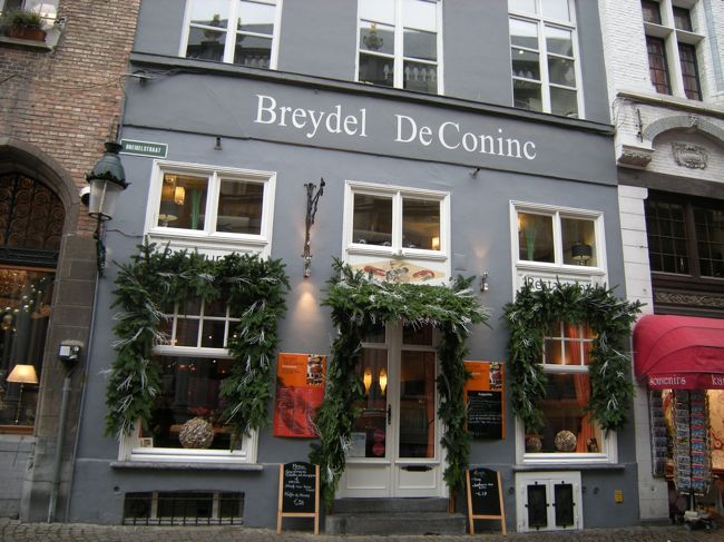 夜ご飯は「ブレイデル・デ・コーニング」<br />ガイドブックに載ってたお店。<br /><br />写真撮り忘れたので、次の日に撮った外観。