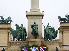 まずは英雄広場からですが、ここはペスト地区の世界遺産の一角を占めています。しかし、記念像があるほかは特に何もなく、それほど見ごたえがあるとは思えませんでした。
夜はライトアップされるようですので、また違った感想になるかもしれませんが・・・。