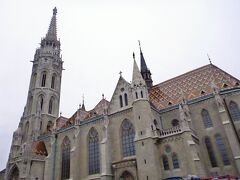 マーチャーシュ教会は陶器の屋根が見事です。
天気は残念ながら曇りですが、ヨーロッパはこの季節はこういった天気が多いようです。