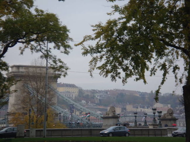 翌朝、チェックアウトまでの間、少しホテル近くを散策しました。<br />くさり橋です。ライオンがどっしり構え、夜景とはまた違った重厚な雰囲気です。