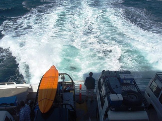 船に乗って、砂でできている島を目指します！