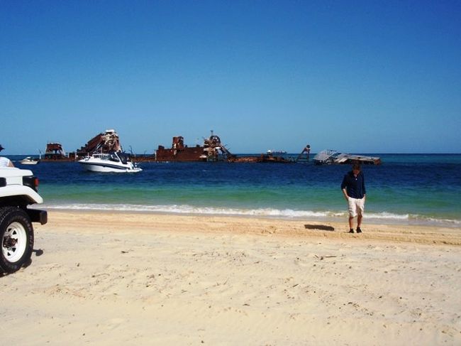 沖のほうに難破船も見えます。<br />あの辺りで、スキューバダイビングができるそうですが、潜るには寒いと思ったのでパス。