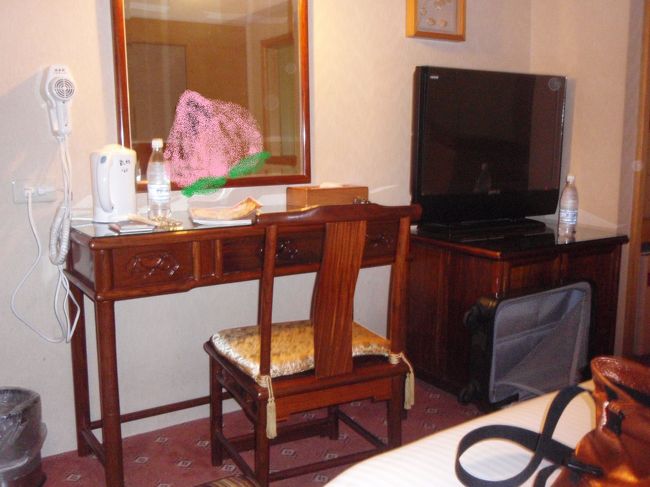 タクシーでホテルまできました！<br />ＫＤＭホテルです。<br /><br />深夜の到着にもかかわらず、いい感じの家具にテンションup!<br />