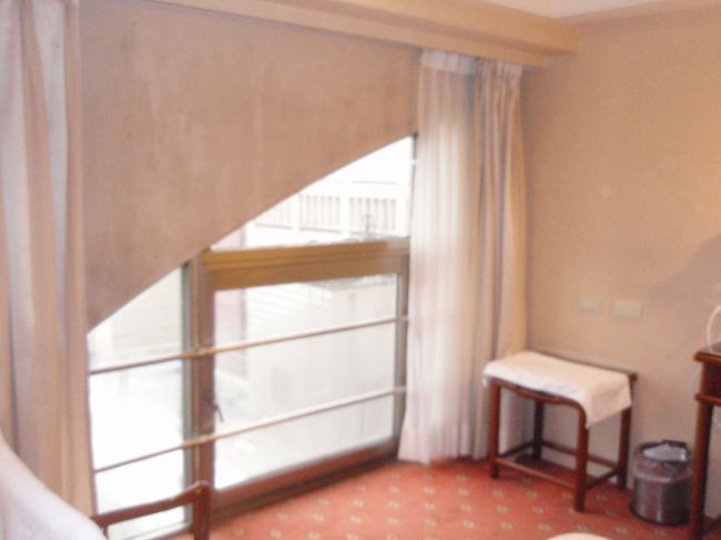 ・・・窓って言っても、この変てこな形の窓ですがｗｗｗ<br />最上階だったのですが、最上階っていうよりはむしろ屋根裏！？