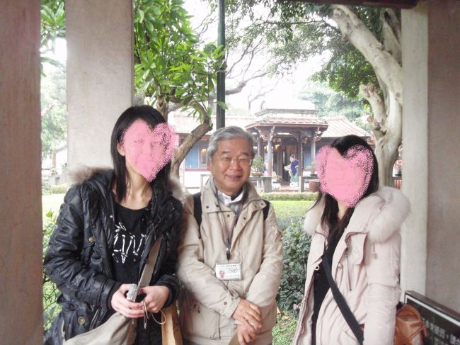 日本人のおじさんが、ボランティアガイドをされていました。<br />お庭について、いろいろ教えていただきました♪<br /><br />定年退職されてから、台湾の大学院にお勉強しにいらしているそうで、お休みの日にはこうしてボランティアでガイドをされているのだとか。<br /><br />元気！