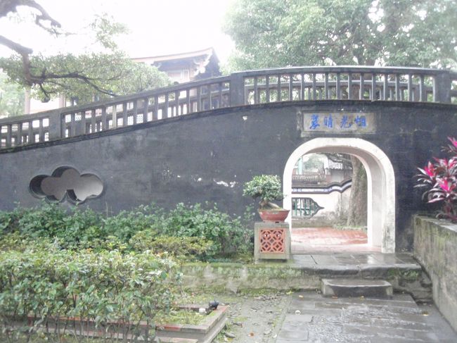 上は女性用通路、下は男性用通路。