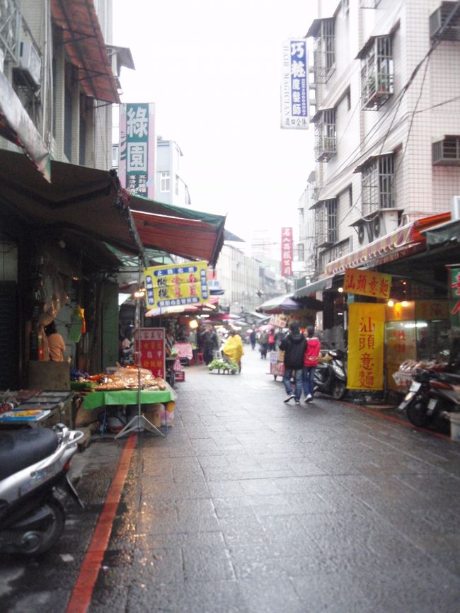 お庭の近くには、市場がありました。<br />ビビりなので、遠巻きに撮っています。。