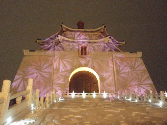 正面は、ライトアップされていました！