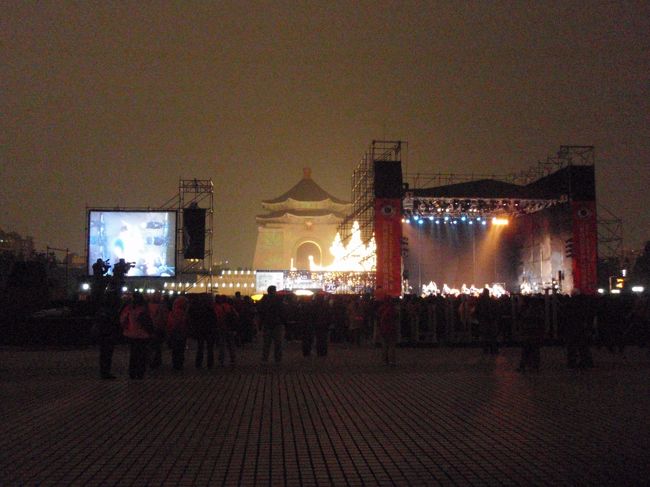 ちょっとだけ、ルミナリエが見えます。<br />有料なので、そとからのぞくだけ〜