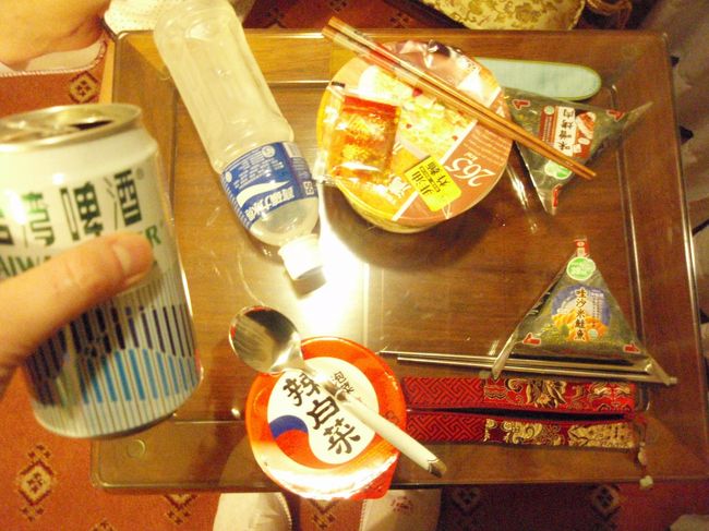 コンビニでご飯をかって、部屋で晩餐と相成りました（笑