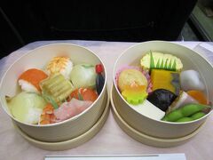 おみやげ買って、電車の中で食べるお弁当買って、16:10溌の特急サンダーバードに乗り込みました。
富山駅で特急北越に乗り換え、22時過ぎ、無事に三条に着きました♪

写真は「六盛」のてまり寿司。
前回、京都に来た時も同じもの買いました。
お寿司が毬のように丸く握られていてかわいいですよ。
