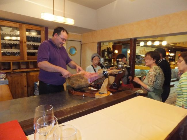 食べ終わって出ていく時に、生ハムをほんの一切れくれました。<br />これが甘くてトロッとして、とても美味しかったです。<br />食事の前に言ってくれれば、別料金で頼んだのでは？<br />お持ち帰りも出来ないから、残念でした。<br /><br />１４：４０頃、トレドへ出発