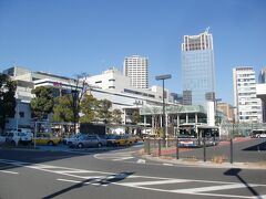 川崎（かわさき）駅



駅本屋
川崎駅ビル
該駅は、明治５年（１８７２年）７月１０日開業である。
但し、開業当初は、河崎なるも標記も併用された。
初代駅本屋位置は現在地と異なり東海道筋川崎宿場たる旧貨物取扱所付近に設置されていたが、明治４４年（１９１１年）２月に現在地に移転した。
大正３年（１９１４年）１２月２０日に京濱間が１２００Ｖ直流電化され電車が運転された際に、該駅は京濱線電車停車のみとなり、東海道本線、及び、横須賀線列車は該駅通過扱になった。
昭和２０年（１９４５年）４月１５日未明の京浜大空襲に拠り該駅周辺に多数の焼夷弾が落下命中延焼し、駅本屋、東西信号扱所、等々施設が被災し全焼被害が発生した。
戦後、車輌整備不良が原因で、京浜東北線電車運転が困難になり混雑が激化した事から、旅客救済を目的として、東海道本線に仮設ホームを設置し、昭和２１年（１９４６年）８月１日より、東海道本線上り列車２本を停車させたが、横須賀線電車は品川-横浜間は無停車で運転された。
然し、昭和３４年（１９５９年）２月１日時刻改正より、東海道本線列車を該駅通過とし、横須賀電車を９時３０分から１７時に該駅通過列車を停車させた。
該駅本屋所在地は多摩川河口部に於ける砂州上に存在し、駅ビル建設決定時に、坑打工法は使用困難と判定された為に、已む無く、浮基礎工法を使用し、昭和３２年（１９５７年）に着工し、翌昭和３３年（１９５８年）４月１日竣工。
http://www.jreast.co.jp/estation/station/info.aspx?StationCd=526