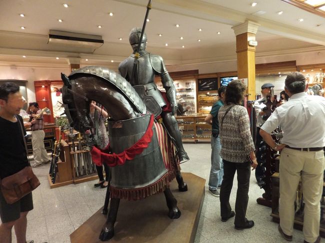 バスでマドリッドに戻る途中で寄った店。<br />この辺りは象嵌細工が有名とのことでした。<br />今日はもう作業が終わったのか、少しだけ見せてくれました。<br /><br /><br />