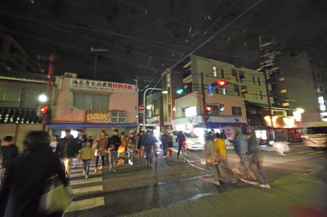 ホテルサンルート京都から高台寺二年坂までタクシーに乗ったが，渋滞で六道珍皇寺付近で降りなければならなかった．後は歩く．清水道の交差点