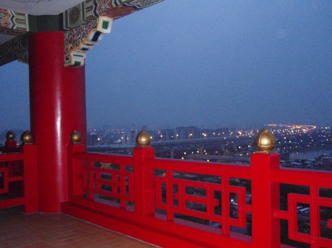 ホテルに戻ってきました。<br />シティービューでもなく、マウンテンビューでもない側面の部屋ですが、ぎりぎり街の明かりが見えます。