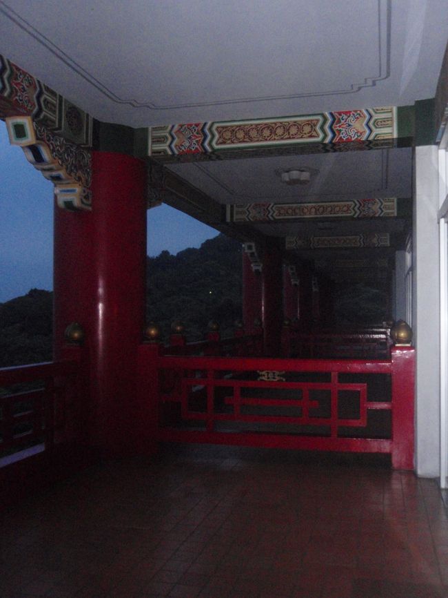 山もちょっぴり見えます。<br /><br /><br />就寝した後、隣の部屋の中国人さんたちが、まーうるさいことうるさいこと！元々は１つの部屋だったのか、隣の部屋との壁が薄かったように感じます。。。<br />安い部屋だったからかなぁ。。。<br /><br />あまりにうるさかったので、私も母も何度も起こされました。<br />４時ころがmaxうるさかったなぁ・・・<br />元気だなぁ・・・