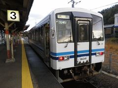 　雨が酷くなってきたので急いで下府駅へ戻り、しばらくしてやってきた16時09分発の江津行に乗り込んだ。
　江津では、三江線に乗り換える。今回は三江線を「鉄道」「バス（大型）」「バス（中型）」「バス（小型）」と全種類乗り継ぐ計画であり、まずは普通に鉄道からとなる。

＠三江線その1「鉄道」（ノーマル版）