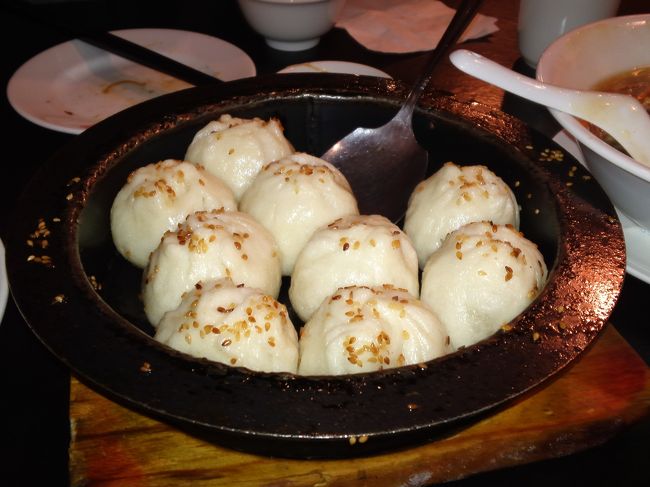 食べてばっかりですが・・・<br />高記で夕食です♪<br />焼き小籠包？焼き肉まん？美味でした〜♪<br /><br />でも、２人では食べきれず、半分つつんでもらいました。
