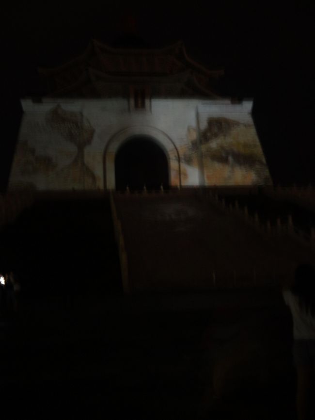 別腹を発動し、思慕昔でマンゴースムージーを買って中山記念堂へ。<br />今回もライトアップされていました。<br /><br />建国１００周年記念の何かだったと思います。