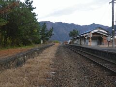 　日が暮れかかる中、17時過ぎに川戸に到着した。今日は、この駅から徒歩0分の旅館に宿泊することになっている。駅構内に三江線のパンフレットが置いてあったので持って帰ってみたが、アニメキャラ（萌えキャラ？）などが観光案内をしており、なかなか必死な感じであった。
　意外に豪華だった夕食を平らげ、風邪気味だったこともあり8時前には就寝。

■2012.12.2
　朝食を済ませてから、社会実験バスに乗る前にまずは川戸駅周辺を散策してみた。駅構内には行き違い設備があった「跡」だけがあるが、レールは剥がされてしまっている。行き違い設備が多ければバスではなくて列車を増発できるのであろうが、いったん撤去した設備を復活させることは不可能であろう。

＠もう手遅れ