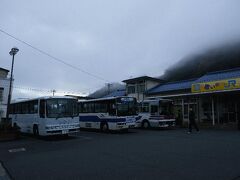 　車内にはそれなりに人が乗っていたが、1人は運転手の格好をしており、もう1人はアンケートをする係りの人である。もう1人も、リュックを持って途中で写真を撮ったりしているので、旅行者（もしくは関係者）である。そうなると、私も含めてまともな客はゼロ、ということになるようである。
　出発後、アンケート記入を求められたので、それを記入する。バスは、時速55キロで快走し続ける（30キロ制限の列車とは大違いである）。おかげで、迂回して駅前などに寄らなければならないのに、所要時刻は列車と大差ないのである。
　石見川本に到着し、ここで9分ほど待ち時間があったので下車してみた。バスを待っている人はいるが、広島行のバスを待っているようで、こちらには関係がない。結局、「まともな客」は現れることなく出発することになった。

＠平日なら事情は違うのでしょうが（石見川本駅にて）