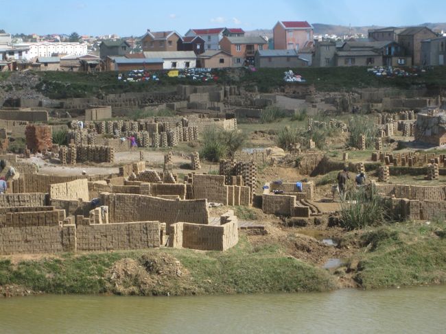 レンガを作っているんだそうです。