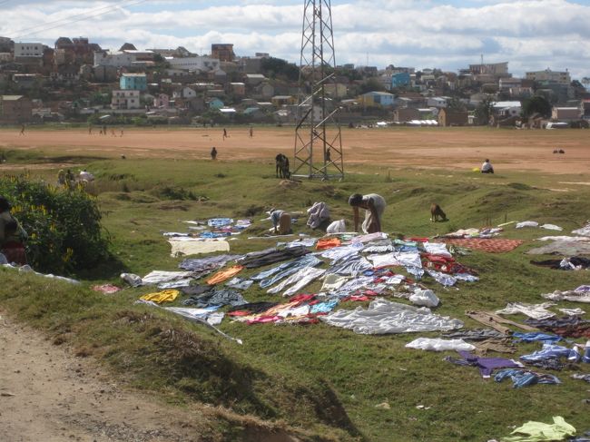 洗濯屋らしい。<br /><br />クリーニングに出すと野原で干される。。。