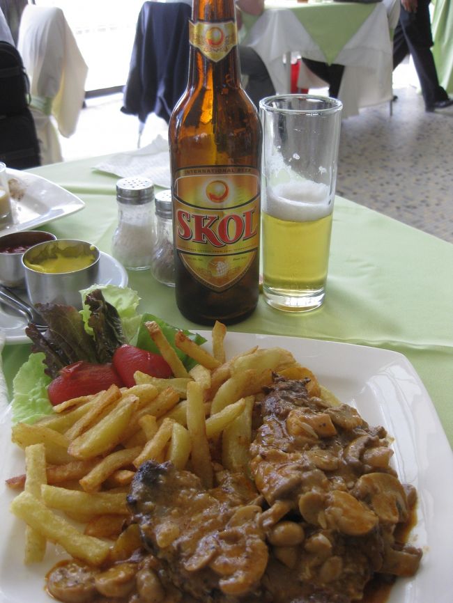 マダガスカル最後の食事は空港で。<br /><br />最後はやはり、またまたゼブ牛ステーキ。