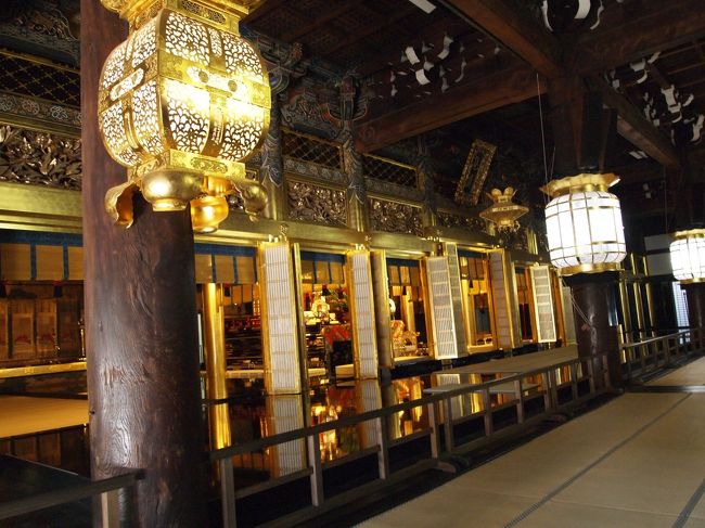 中は豪華絢爛です。
