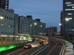 １６時半すぎに、JR大崎駅に到着〜。

駅から、そのまま正面にあるオフィルビル群へと、歩道橋が直結しています。歩道橋のひとつからの眺め。冬の日没はあっという間〜。

再開発地区らしい高層ビルが林立しているエリアです。