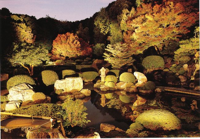 撮影禁止の成就院の庭　鶴と亀，陰と陽がテーマ．月の光に際立つようになっている　絵はがきから