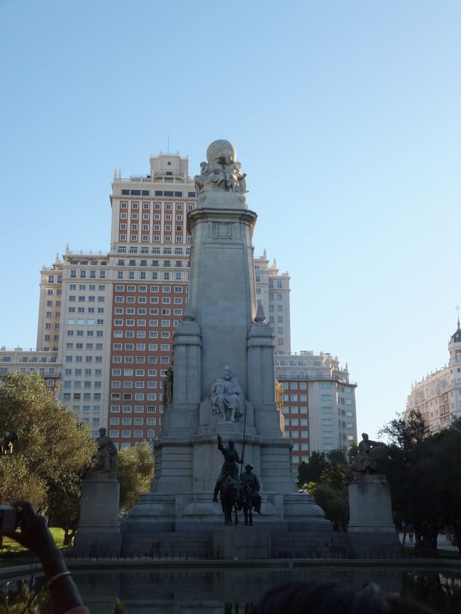バスでスペイン広場へ。<br />この時間でも写真を撮っている人がたくさんいました。<br />セルバンテスとドン・キホーテ像。