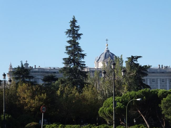 広場から王宮の裏側が少し見えました。<br /><br />また、バスに乗って移動します。