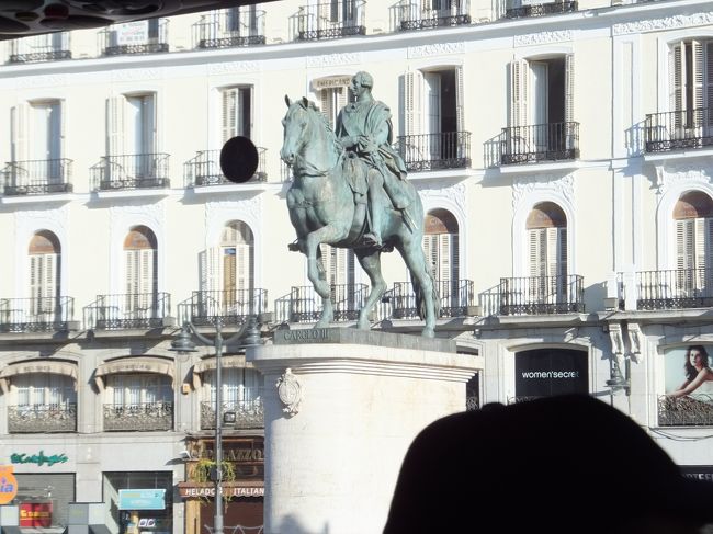 昨日通ったプエルタ・デル・ソルのカルロス３世像