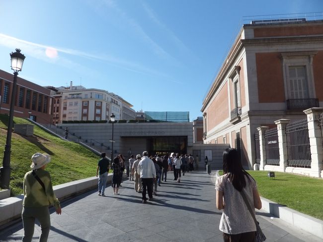 プラド美術館<br />スペイン王室のコレクションを中心に１８１９年に開館。<br />現在は３万点以上の作品を所蔵し、エル・グレコ、ベラスケス、ゴヤの３大巨匠の作品は必見とのことです。<br /><br />入ったのは１１時前でしょうか。<br />とにかく混んでいます。大きなかばんは預けていたと思います。<br />短時間で、見逃せない作品の解説を聞けますが、じっくりは鑑賞できません。<br />最後にギフトショップでコンパクトなガイドブックを買いました。